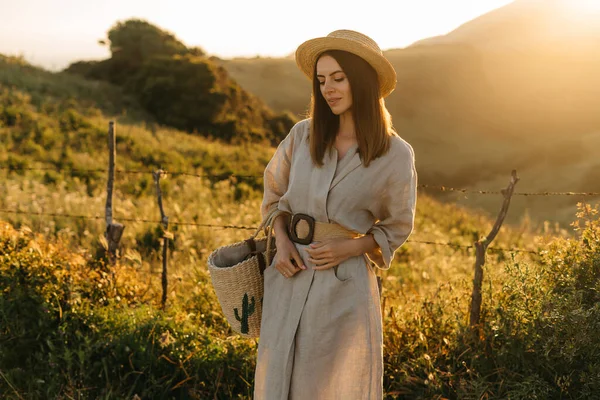 Portrait Happy Woman Walking Straw Bag Field Sunset Enjoying Nature — Zdjęcie stockowe