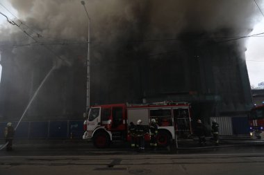 Sofya, Bulgaristan - 9 Kasım 2021: İtfaiyeciler sabahın erken saatlerinde Sofya şehir merkezinde yanan bir binada yangın çıkardılar