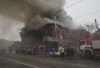Sofya, Bulgaristan - 9 Kasım 2021: İtfaiyeciler sabahın erken saatlerinde Sofya şehir merkezinde yanan bir binada yangın çıkardılar