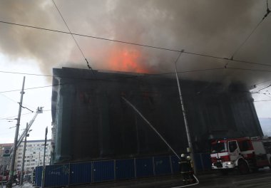 Sofya, Bulgaristan - 9 Kasım 2021: İtfaiyeciler sabahın erken saatlerinde Sofya şehir merkezinde yanan bir binada yangın çıkardılar