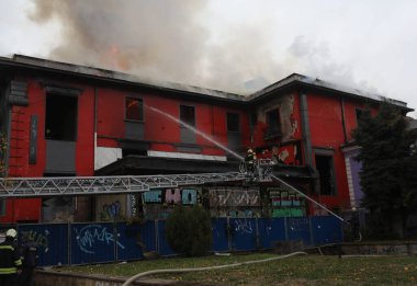 Sofya, Bulgaristan - 9 Kasım 2021: İtfaiyeciler sabahın erken saatlerinde Sofya şehir merkezinde yanan bir binada yangın çıkardılar