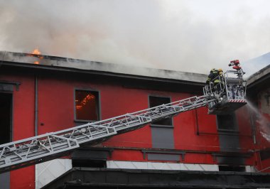 Sofya, Bulgaristan - 9 Kasım 2021: İtfaiyeciler sabahın erken saatlerinde Sofya şehir merkezinde yanan bir binada yangın çıkardılar