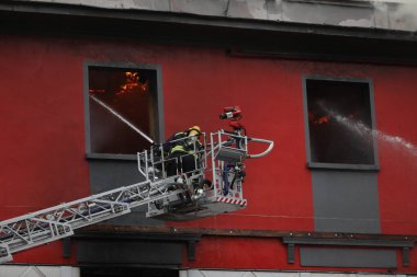 Sofya, Bulgaristan - 9 Kasım 2021: İtfaiyeciler sabahın erken saatlerinde Sofya şehir merkezinde yanan bir binada yangın çıkardılar