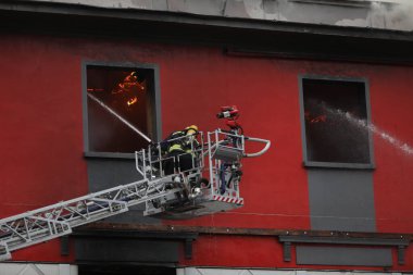 Sofya, Bulgaristan - 9 Kasım 2021: İtfaiyeciler sabahın erken saatlerinde Sofya şehir merkezinde yanan bir binada yangın çıkardılar