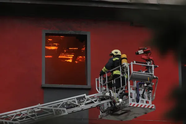 ブルガリアのソフィア 2021年11月9日 消防士が早朝にソフィアのダウンタウンの燃焼ビルで火災を出しました — ストック写真