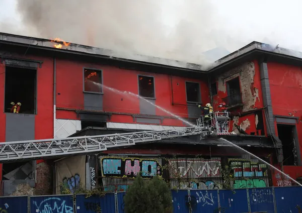 Sofia Bulgarije November 2021 Brandweerlieden Doven Een Brand Een Brandend — Stockfoto
