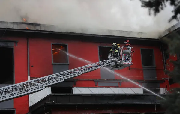 Sofia Bulgária Novembro 2021 Bombeiros Apagaram Incêndio Prédio Chamas Centro — Fotografia de Stock