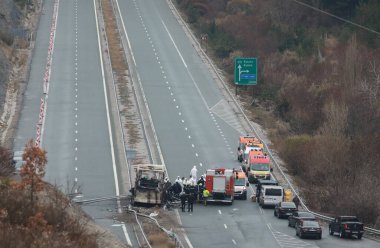 Bosnek, Bulgaristan - 23 Kasım 2021: İtfaiyeciler Bosnek köyü yakınlarındaki bir otoyolda meydana gelen otobüs kazasını inceliyor. Kuzey Makedonya 'ya turist taşıyan bir otobüs, sabahın erken saatlerinde Bulgaristan' ın batısında kaza yaparak 45 kişinin ölümüne yol açtı.