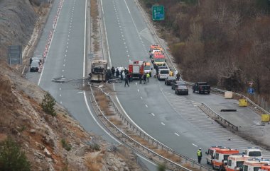 Bosnek, Bulgaristan - 23 Kasım 2021: İtfaiyeciler Bosnek köyü yakınlarındaki bir otoyolda meydana gelen otobüs kazasını inceliyor. Kuzey Makedonya 'ya turist taşıyan bir otobüs, sabahın erken saatlerinde Bulgaristan' ın batısında kaza yaparak 45 kişinin ölümüne yol açtı.