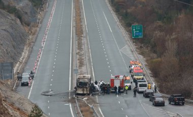Bosnek, Bulgaristan - 23 Kasım 2021: İtfaiyeciler Bosnek köyü yakınlarındaki bir otoyolda meydana gelen otobüs kazasını inceliyor. Kuzey Makedonya 'ya turist taşıyan bir otobüs, sabahın erken saatlerinde Bulgaristan' ın batısında kaza yaparak 45 kişinin ölümüne yol açtı.