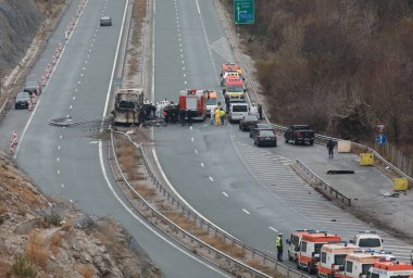Bosnek, Bulgaristan - 23 Kasım 2021: İtfaiyeciler Bosnek köyü yakınlarındaki bir otoyolda meydana gelen otobüs kazasını inceliyor. Kuzey Makedonya 'ya turist taşıyan bir otobüs, sabahın erken saatlerinde Bulgaristan' ın batısında kaza yaparak 45 kişinin ölümüne yol açtı.