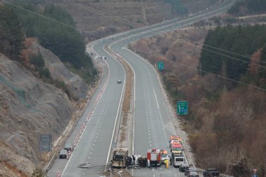 Bosnek, Bulgaristan - 23 Kasım 2021: İtfaiyeciler Bosnek köyü yakınlarındaki bir otoyolda meydana gelen otobüs kazasını inceliyor. Kuzey Makedonya 'ya turist taşıyan bir otobüs, sabahın erken saatlerinde Bulgaristan' ın batısında kaza yaparak 45 kişinin ölümüne yol açtı.