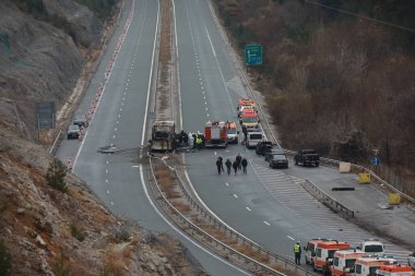 Bosnek, Bulgaristan - 23 Kasım 2021: İtfaiyeciler Bosnek köyü yakınlarındaki bir otoyolda meydana gelen otobüs kazasını inceliyor. Kuzey Makedonya 'ya turist taşıyan bir otobüs, sabahın erken saatlerinde Bulgaristan' ın batısında kaza yaparak 45 kişinin ölümüne yol açtı.