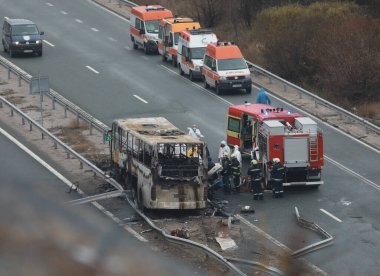 Bosnek, Bulgaristan - 23 Kasım 2021: İtfaiyeciler Bosnek köyü yakınlarındaki bir otoyolda meydana gelen otobüs kazasını inceliyor. Kuzey Makedonya 'ya turist taşıyan bir otobüs, sabahın erken saatlerinde Bulgaristan' ın batısında kaza yaparak 45 kişinin ölümüne yol açtı.