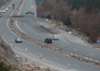Bosnek, Bulgaristan - 23 Kasım 2021: İtfaiyeciler Bosnek köyü yakınlarındaki bir otoyolda meydana gelen otobüs kazasını inceliyor. Kuzey Makedonya 'ya turist taşıyan bir otobüs, sabahın erken saatlerinde Bulgaristan' ın batısında kaza yaparak 45 kişinin ölümüne yol açtı.