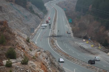 Bosnek, Bulgaristan - 23 Kasım 2021: İtfaiyeciler Bosnek köyü yakınlarındaki bir otoyolda meydana gelen otobüs kazasını inceliyor. Kuzey Makedonya 'ya turist taşıyan bir otobüs, sabahın erken saatlerinde Bulgaristan' ın batısında kaza yaparak 45 kişinin ölümüne yol açtı.