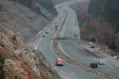 Bosnek, Bulgaristan - 23 Kasım 2021: İtfaiyeciler Bosnek köyü yakınlarındaki bir otoyolda meydana gelen otobüs kazasını inceliyor. Kuzey Makedonya 'ya turist taşıyan bir otobüs, sabahın erken saatlerinde Bulgaristan' ın batısında kaza yaparak 45 kişinin ölümüne yol açtı.