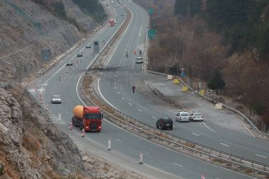 Bosnek, Bulgaristan - 23 Kasım 2021: İtfaiyeciler Bosnek köyü yakınlarındaki bir otoyolda meydana gelen otobüs kazasını inceliyor. Kuzey Makedonya 'ya turist taşıyan bir otobüs, sabahın erken saatlerinde Bulgaristan' ın batısında kaza yaparak 45 kişinin ölümüne yol açtı.