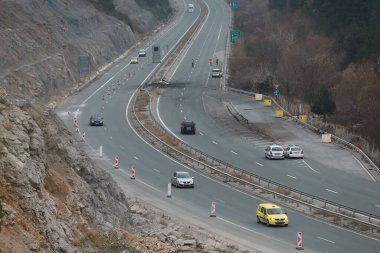 Bosnek, Bulgaristan - 23 Kasım 2021: İtfaiyeciler Bosnek köyü yakınlarındaki bir otoyolda meydana gelen otobüs kazasını inceliyor. Kuzey Makedonya 'ya turist taşıyan bir otobüs, sabahın erken saatlerinde Bulgaristan' ın batısında kaza yaparak 45 kişinin ölümüne yol açtı.