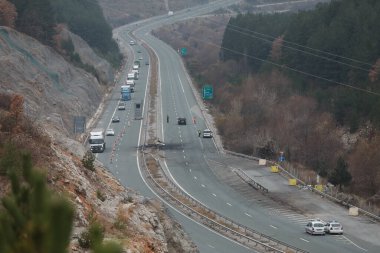 Bosnek, Bulgaristan - 23 Kasım 2021: İtfaiyeciler Bosnek köyü yakınlarındaki bir otoyolda meydana gelen otobüs kazasını inceliyor. Kuzey Makedonya 'ya turist taşıyan bir otobüs, sabahın erken saatlerinde Bulgaristan' ın batısında kaza yaparak 45 kişinin ölümüne yol açtı.