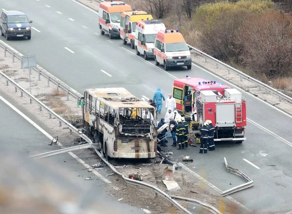 Bosnek, Bulgaristan - 23 Kasım 2021: İtfaiyeciler Bosnek köyü yakınlarındaki bir otoyolda meydana gelen otobüs kazasını inceliyor. Kuzey Makedonya 'ya turist taşıyan bir otobüs, sabahın erken saatlerinde Bulgaristan' ın batısında kaza yaparak 45 kişinin ölümüne yol açtı.