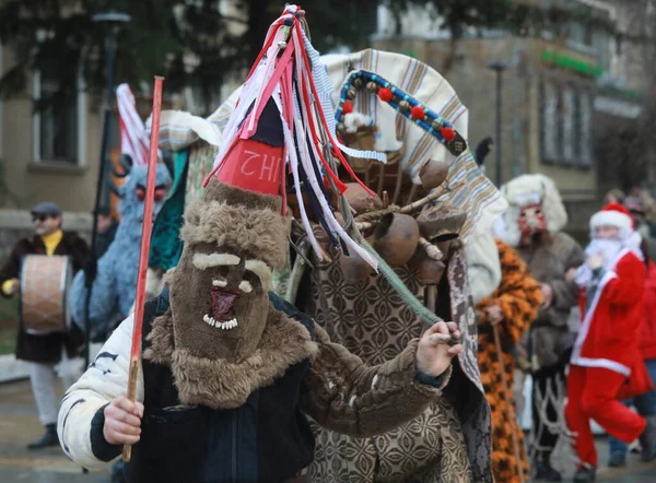 Godech Bulharsko Ledna 2022 Mummeři Tradičních Kostýmech Projížděli První Den — Stock fotografie