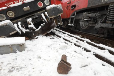 Sofya, Bulgaristan - 21 Ocak 2022: Başkentin Iliyantsi istasyonunda iki yük treniyle bir kaza meydana geldi. İkisi de aynı anda ayrıldıktan sonra çarpıştı..