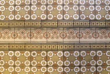 Geleneksel Bulgar seramik mozaik kaplama şablonu damalı. Mimari mozaik detay, sokak, banyo ve havuz için soyut arka plan. Sokak ve iç tasarım için süs deseni