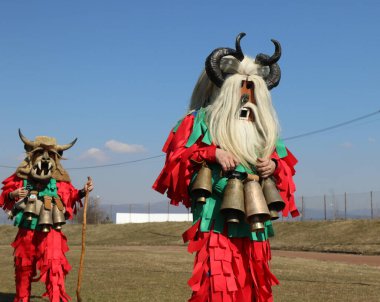 Elin Pelin, Bulgaristan - 25 Şubat 2022: Bulgaristan 'ın Elin Pelin kentinde maskeli balo festivali. Kukeri adındaki maskeli insanlar dans ediyor ve kötü ruhları korkutmak için gösteri yapıyorlar..
