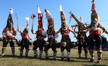 Elin Pelin, Bulgaristan - 25 Şubat 2022: Bulgaristan 'ın Elin Pelin kentinde maskeli balo festivali. Kukeri adındaki maskeli insanlar dans ediyor ve kötü ruhları korkutmak için gösteri yapıyorlar..
