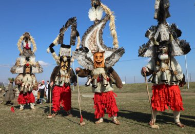 Elin Pelin, Bulgaristan - 25 Şubat 2022: Bulgaristan 'ın Elin Pelin kentinde maskeli balo festivali. Kukeri adındaki maskeli insanlar dans ediyor ve kötü ruhları korkutmak için gösteri yapıyorlar..