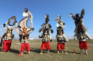 Elin Pelin, Bulgaristan - 25 Şubat 2022: Bulgaristan 'ın Elin Pelin kentinde maskeli balo festivali. Kukeri adındaki maskeli insanlar dans ediyor ve kötü ruhları korkutmak için gösteri yapıyorlar..