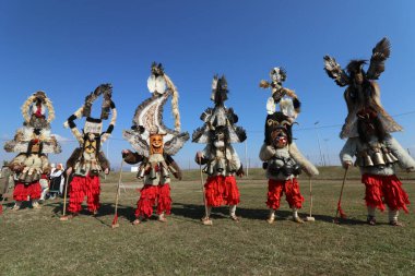 Elin Pelin, Bulgaristan - 25 Şubat 2022: Bulgaristan 'ın Elin Pelin kentinde maskeli balo festivali. Kukeri adındaki maskeli insanlar dans ediyor ve kötü ruhları korkutmak için gösteri yapıyorlar..