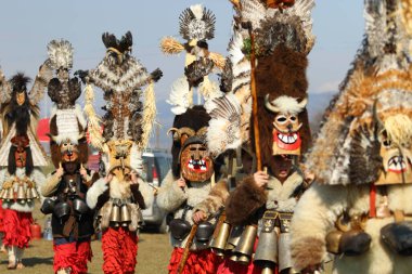 Elin Pelin, Bulgaristan - 25 Şubat 2022: Bulgaristan 'ın Elin Pelin kentinde maskeli balo festivali. Kukeri adındaki maskeli insanlar dans ediyor ve kötü ruhları korkutmak için gösteri yapıyorlar..