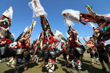 Elin Pelin, Bulgaristan - 25 Şubat 2022: Bulgaristan 'ın Elin Pelin kentinde maskeli balo festivali. Kukeri adındaki maskeli insanlar dans ediyor ve kötü ruhları korkutmak için gösteri yapıyorlar..