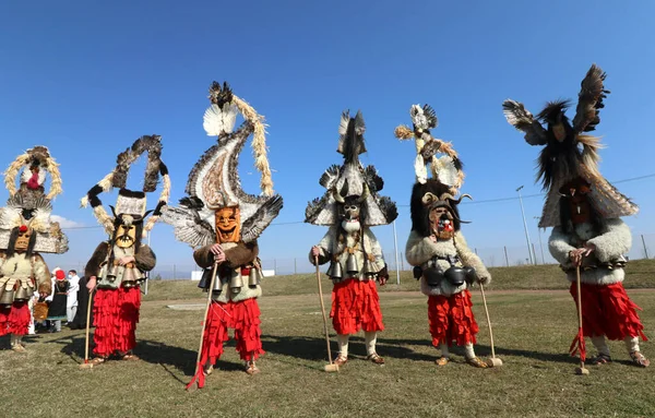 ブルガリアのエリン ペリン 2022年2月25日 ブルガリアのエリン ペリンで行われる仮面舞踏会 クケリ踊りと呼ばれる面を持つ人々と悪霊を怖がらせるために実行 — ストック写真