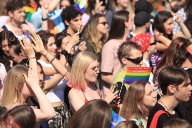 Sofya, Bulgaristan - 18 Haziran 2022: Sofya 'da düzenlenen yıllık LGBT Sofya Onur etkinliğine LGBT hakları lezbiyen, eşcinsel, transseksüel ve biseksüel destekleme amaçlı insanlar 15. kez katılıyor