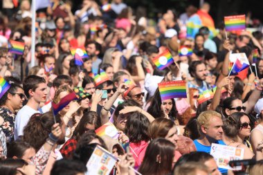 Sofya, Bulgaristan - 18 Haziran 2022: Sofya 'da düzenlenen yıllık LGBT Sofya Onur etkinliğine LGBT hakları lezbiyen, eşcinsel, transseksüel ve biseksüel destekleme amaçlı insanlar 15. kez katılıyor