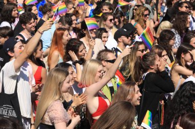Sofya, Bulgaristan - 18 Haziran 2022: Sofya 'da düzenlenen yıllık LGBT Sofya Onur etkinliğine LGBT hakları lezbiyen, eşcinsel, transseksüel ve biseksüel destekleme amaçlı insanlar 15. kez katılıyor