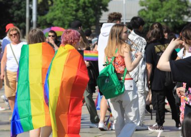 Sofya, Bulgaristan - 18 Haziran 2022: Sofya 'da düzenlenen yıllık LGBT Sofya Onur etkinliğine LGBT hakları lezbiyen, eşcinsel, transseksüel ve biseksüel destekleme amaçlı insanlar 15. kez katılıyor