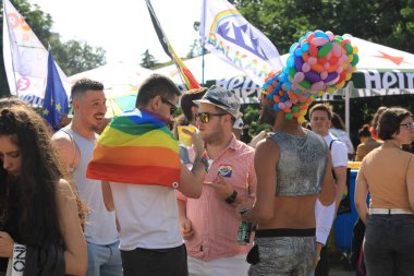 Sofya, Bulgaristan - 18 Haziran 2022: Sofya 'da düzenlenen yıllık LGBT Sofya Onur etkinliğine LGBT hakları lezbiyen, eşcinsel, transseksüel ve biseksüel destekleme amaçlı insanlar 15. kez katılıyor