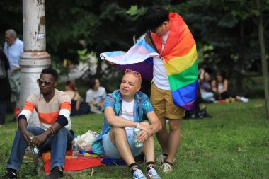 Sofya, Bulgaristan - 18 Haziran 2022: Sofya 'da düzenlenen yıllık LGBT Sofya Onur etkinliğine LGBT hakları lezbiyen, eşcinsel, transseksüel ve biseksüel destekleme amaçlı insanlar 15. kez katılıyor