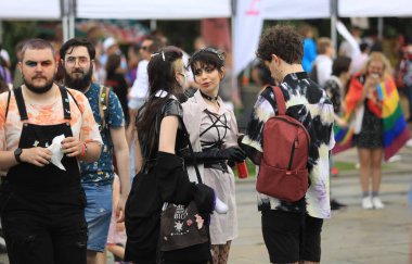 Sofya, Bulgaristan - 18 Haziran 2022: Sofya 'da düzenlenen yıllık LGBT Sofya Onur etkinliğine LGBT hakları lezbiyen, eşcinsel, transseksüel ve biseksüel destekleme amaçlı insanlar 15. kez katılıyor