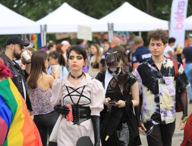 Sofya, Bulgaristan - 18 Haziran 2022: Sofya 'da düzenlenen yıllık LGBT Sofya Onur etkinliğine LGBT hakları lezbiyen, eşcinsel, transseksüel ve biseksüel destekleme amaçlı insanlar 15. kez katılıyor