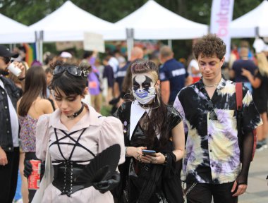 Sofya, Bulgaristan - 18 Haziran 2022: Sofya 'da düzenlenen yıllık LGBT Sofya Onur etkinliğine LGBT hakları lezbiyen, eşcinsel, transseksüel ve biseksüel destekleme amaçlı insanlar 15. kez katılıyor