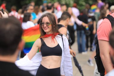 Sofya, Bulgaristan - 18 Haziran 2022: Sofya 'da düzenlenen yıllık LGBT Sofya Onur etkinliğine LGBT hakları lezbiyen, eşcinsel, transseksüel ve biseksüel destekleme amaçlı insanlar 15. kez katılıyor