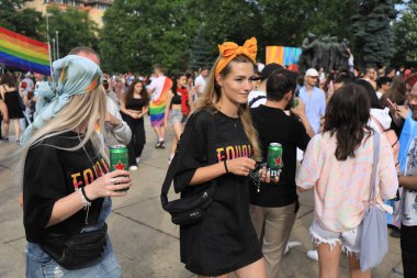 Sofya, Bulgaristan - 18 Haziran 2022: Sofya 'da düzenlenen yıllık LGBT Sofya Onur etkinliğine LGBT hakları lezbiyen, eşcinsel, transseksüel ve biseksüel destekleme amaçlı insanlar 15. kez katılıyor