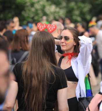 Sofya, Bulgaristan - 18 Haziran 2022: Sofya 'da düzenlenen yıllık LGBT Sofya Onur etkinliğine LGBT hakları lezbiyen, eşcinsel, transseksüel ve biseksüel destekleme amaçlı insanlar 15. kez katılıyor