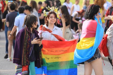 Sofya, Bulgaristan - 18 Haziran 2022: Sofya 'da düzenlenen yıllık LGBT Sofya Onur etkinliğine LGBT hakları lezbiyen, eşcinsel, transseksüel ve biseksüel destekleme amaçlı insanlar 15. kez katılıyor