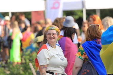 Sofya, Bulgaristan - 18 Haziran 2022: Sofya 'da düzenlenen yıllık LGBT Sofya Onur etkinliğine LGBT hakları lezbiyen, eşcinsel, transseksüel ve biseksüel destekleme amaçlı insanlar 15. kez katılıyor